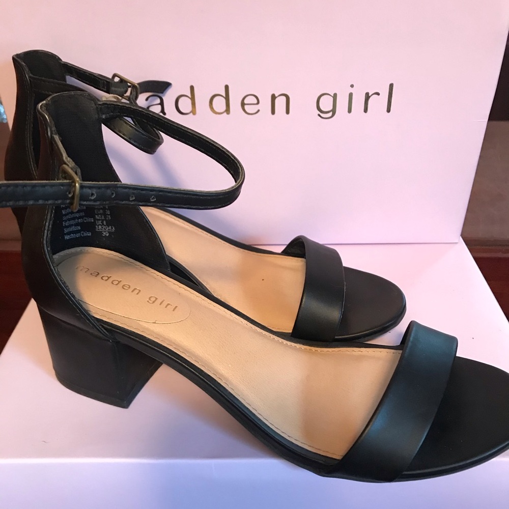 Madden Girl “Naomi” Black Sandals 👡 Size 8